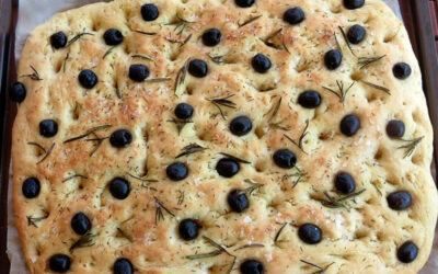 FOCCACIA DE ACEITUNAS NEGRAS Y ROMERO